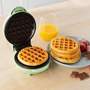 Giles & Posner Mini Waffle Maker